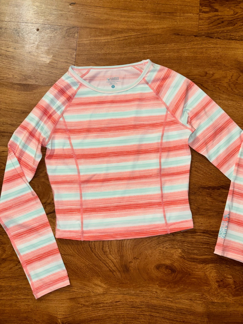 Women’s Carve Designs Cropped Long Sleeve Shirt